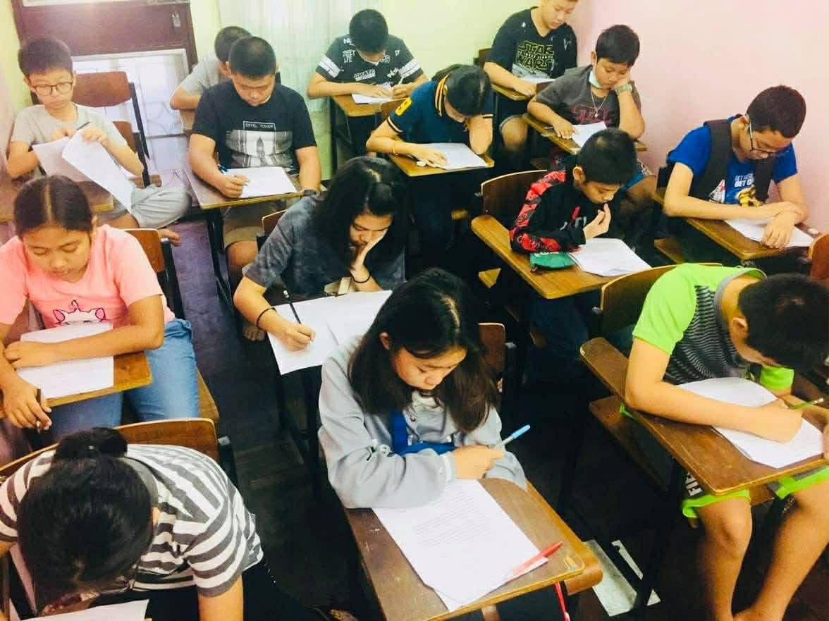 นักเรียนทำแบบฝึกหัด