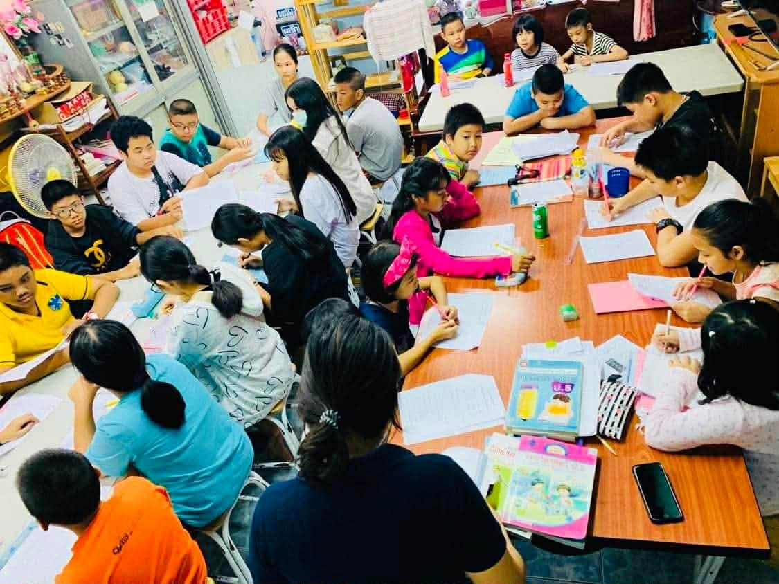 ห้องเรียนเต็มนักเรียน