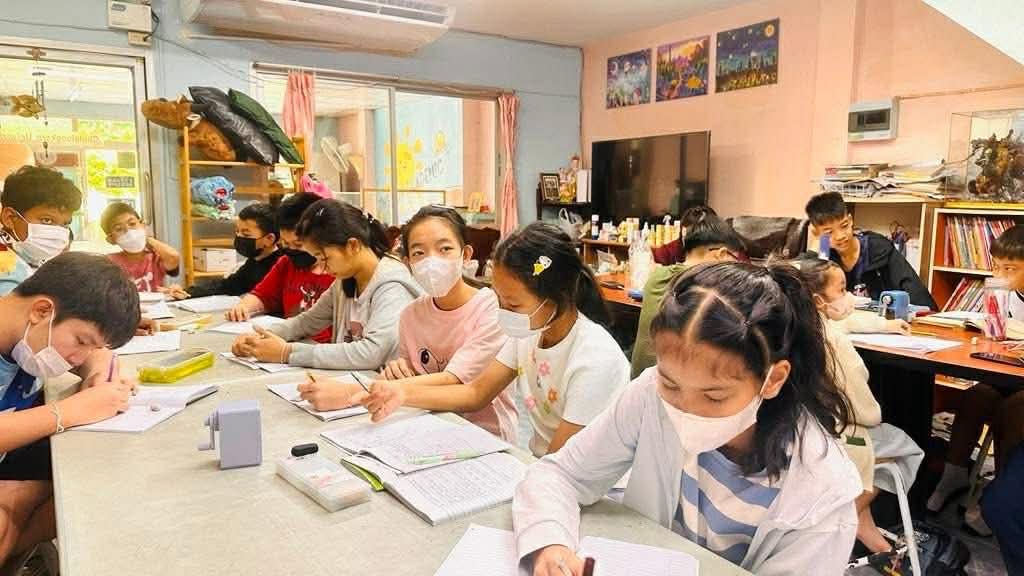 นักเรียนเรียนในชั้นเรียน